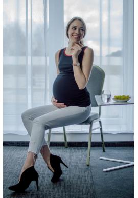 Čierny dámsky tehotenský a dojčiaci top s červeným lemom