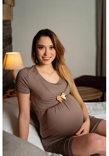 Hnedá tehotenská a dojčiaca nočná košieľka s mašličkou v akcii