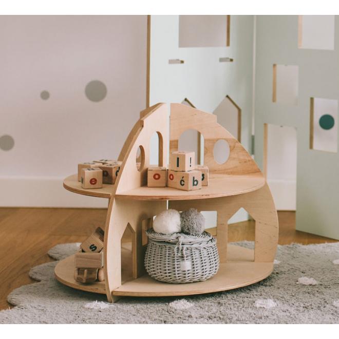 Drevený detský domček s okrúhlymi policami