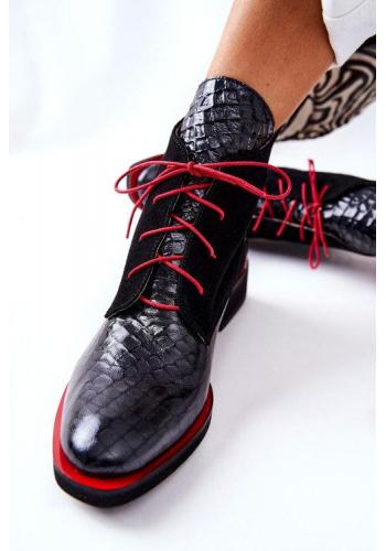 Kožené dámske čižmy s krokodílím vzorom v čiernej farbe