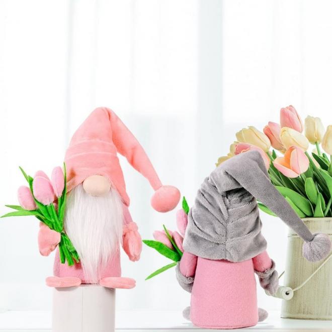 Škriatok s tulipánmi v ružovej farbe