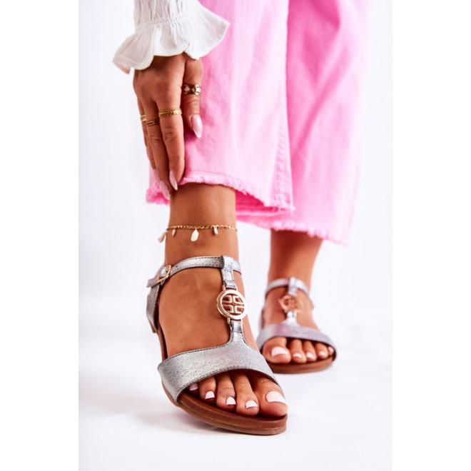 E-shop Strieborné dámske sandále s ozdobným znakom