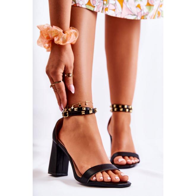 E-shop Dámske čierne sandále na podpätku s cvočkami
