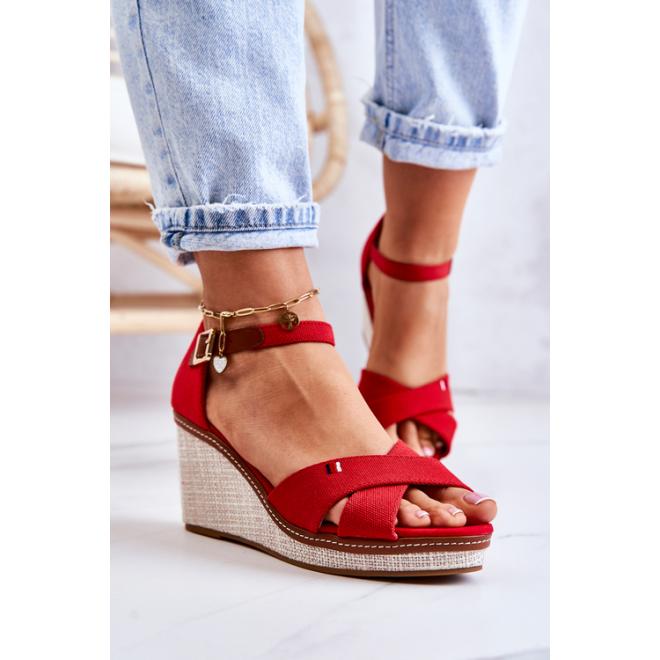 E-shop Dámske červené sandále na klínovom podpätku vo výpredaji
