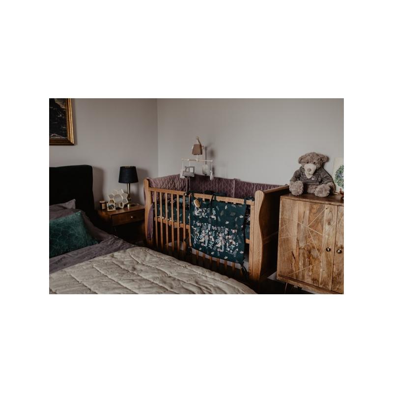 Biely organizér na postieľku s potlačou kvetov