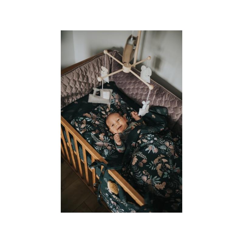 Biely organizér na postieľku s potlačou kvetov