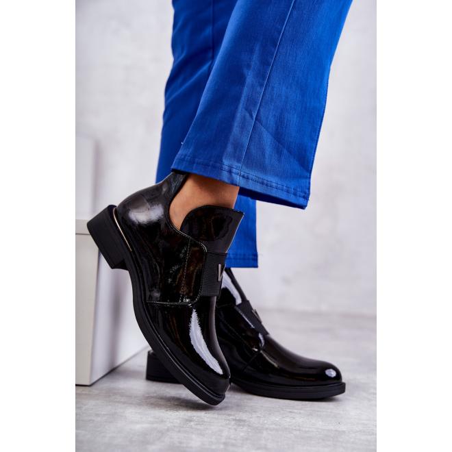 E-shop Čierne lakované dámske topánky s výrezom