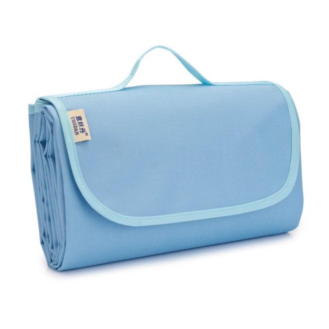 Svetlomodrá vodeodolná podložka na piknik