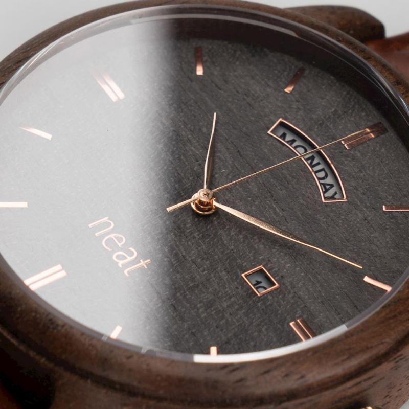 Drevené pánske hodinky hnedo-čiernej farby s koženým remienkom