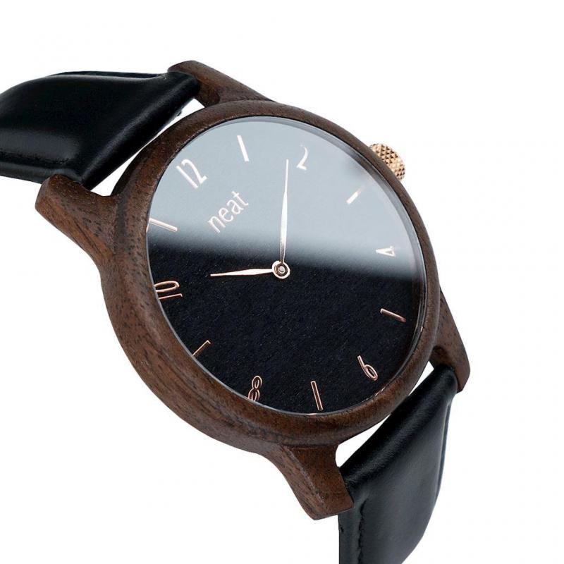 Drevené pánske hodinky čiernej farby s koženým remienkom