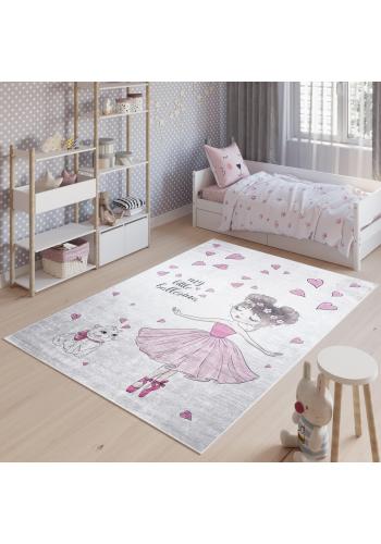Detský koberec s malým dievčatkom a psíkom