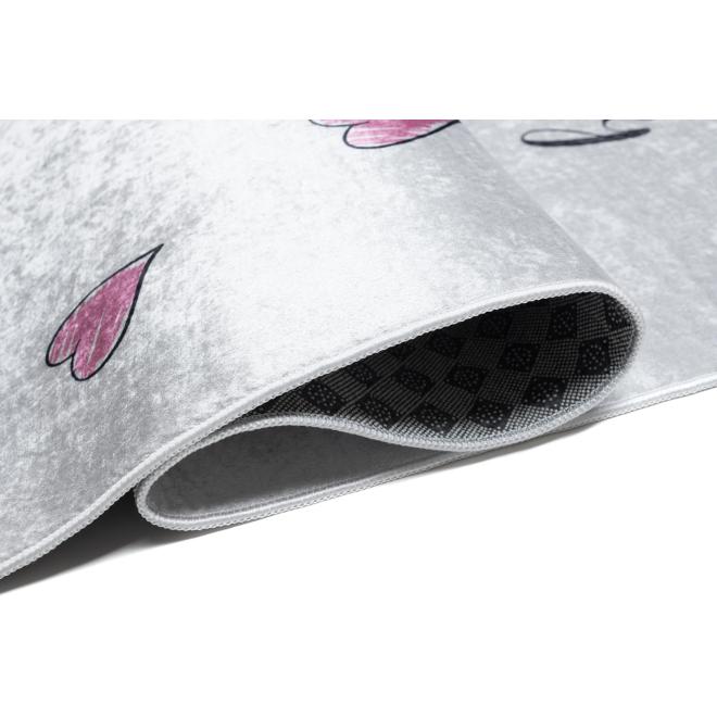 Detský koberec s malým dievčatkom a psíkom