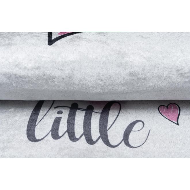 Detský koberec s malým dievčatkom a psíkom