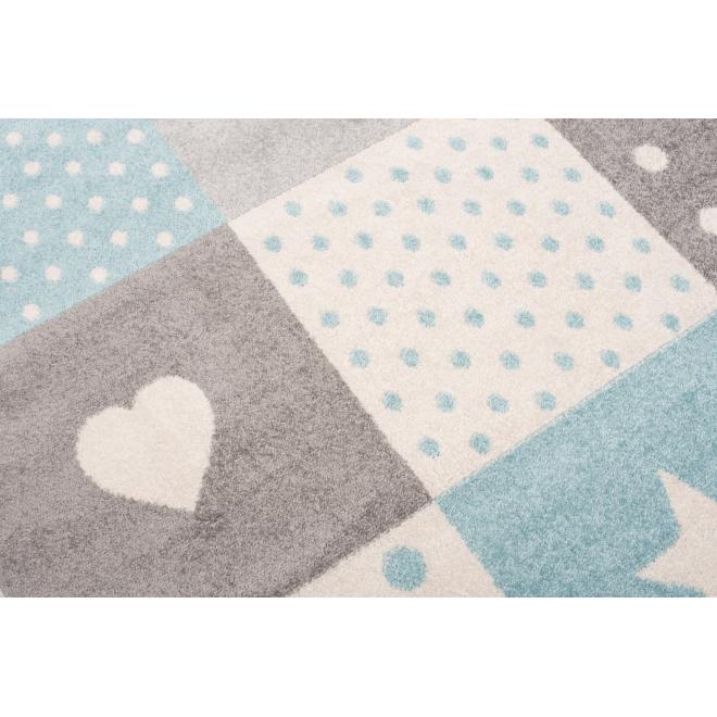 Bielo-tyrkysový koberec so vzormi