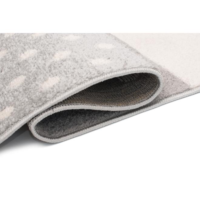 Bielo-tyrkysový koberec so vzormi