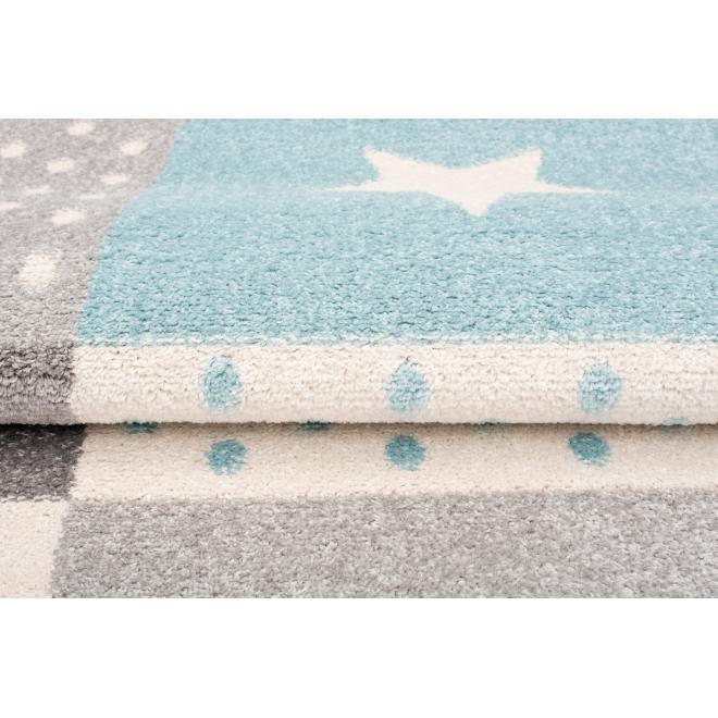 Bielo-tyrkysový koberec so vzormi