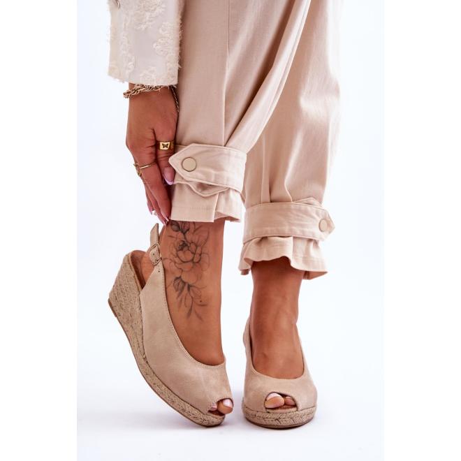 E-shop Dámske béžové sandále na klínovom podpätku