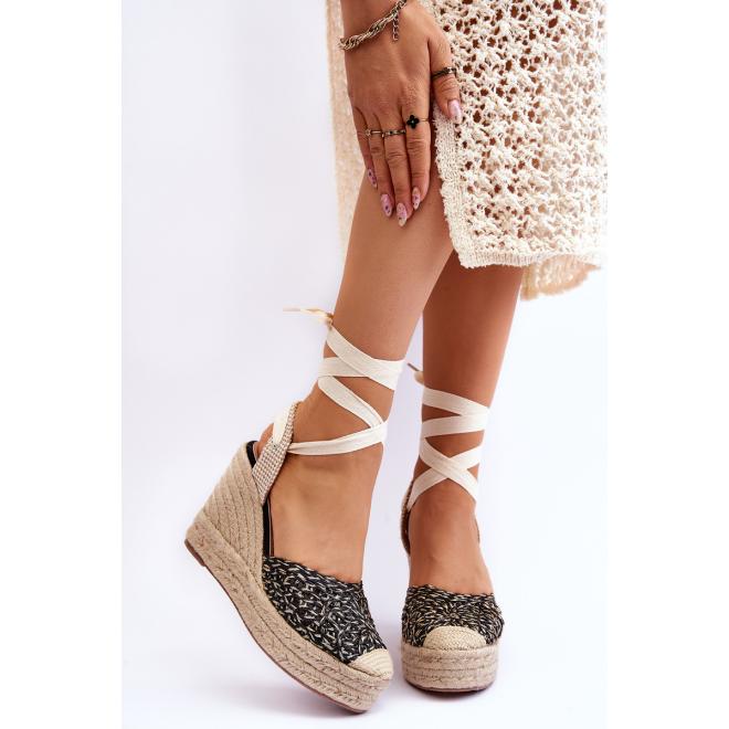 E-shop Čierne dámske sandále na klínovom podpätku