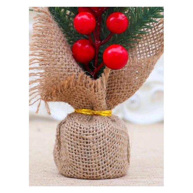 Malý vianočný stromček v kvetináči