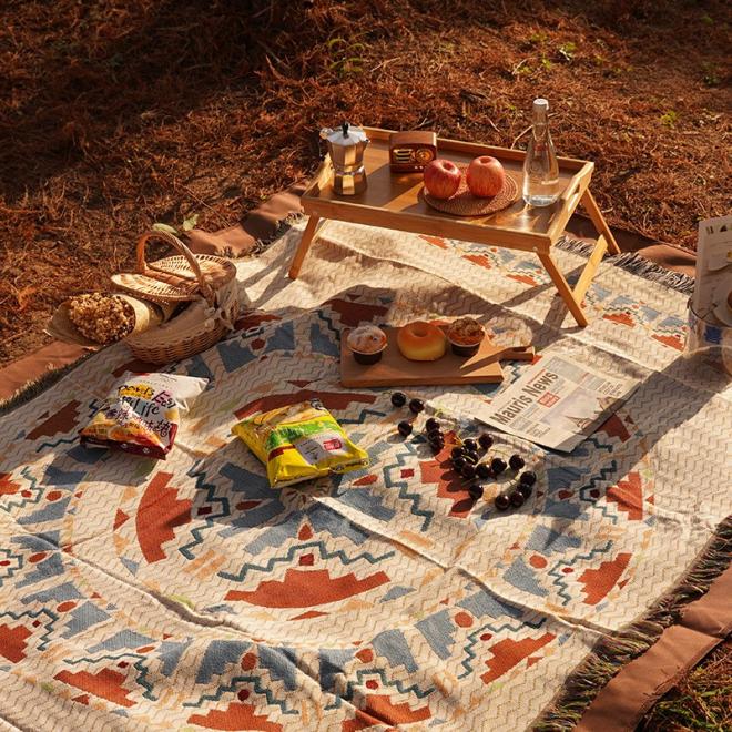 Obojstranná pletená BOHO deka so strapcami