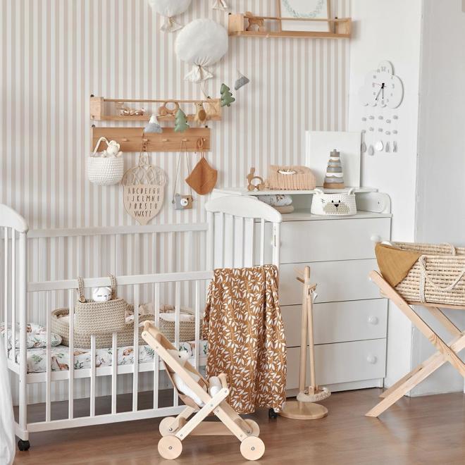 Tapeta na stenu s béžovými pásikmi