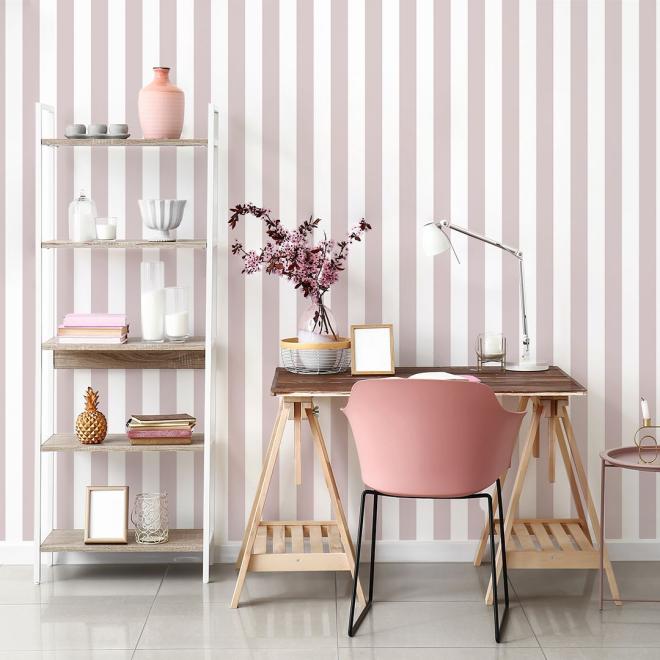 Ružová dekoračná tapeta s pruhmi