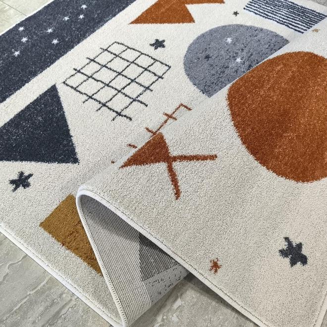 Detský farebný koberec s geometrickými vzormi