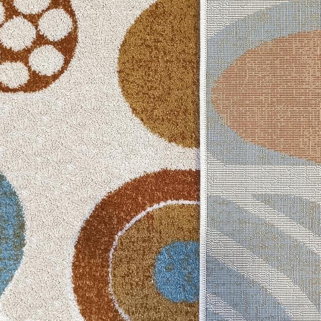 Farebný detský koberec s geometrickými vzormi