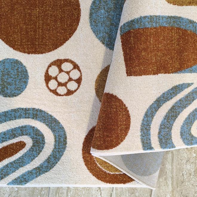 Farebný detský koberec s geometrickými vzormi