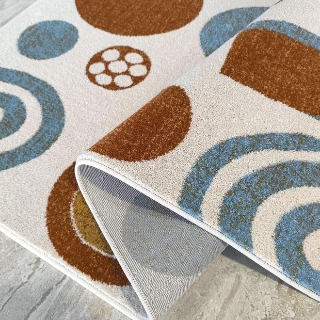 Farebný detský koberec s geometrickými vzormi