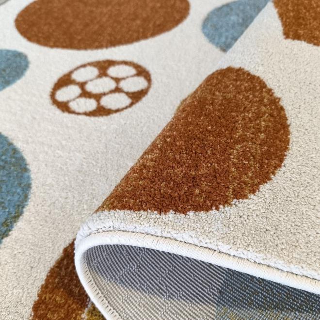 Farebný detský koberec s geometrickými vzormi