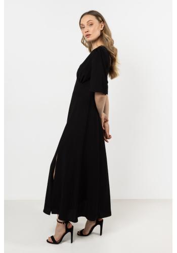 Rozšírené čierne šaty s véčkovým výstrihom