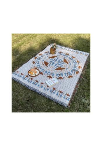 Obojstranná pletená BOHO deka so strapcami v akcii