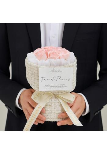 Kytica voňavých mydlových kvetov v krabičke s LED osvetlením