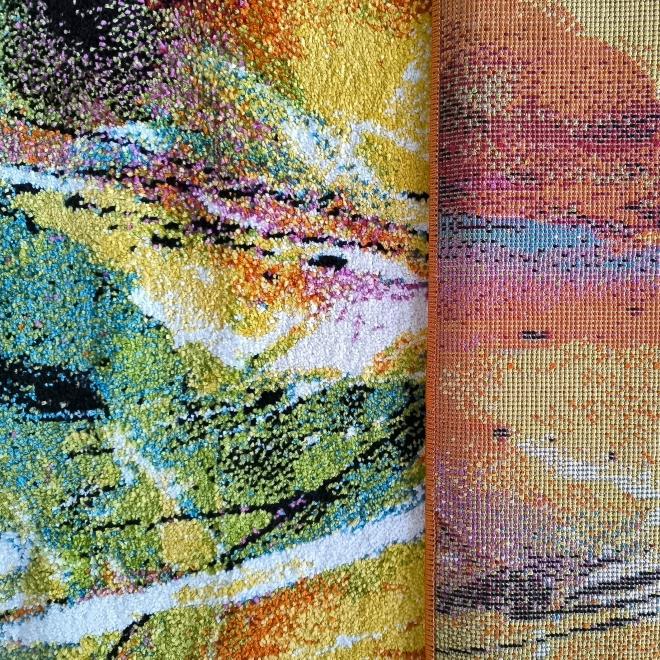 Detský koberec s farebným dizajnom