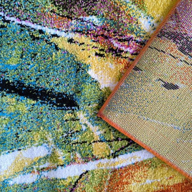 Detský koberec s farebným dizajnom