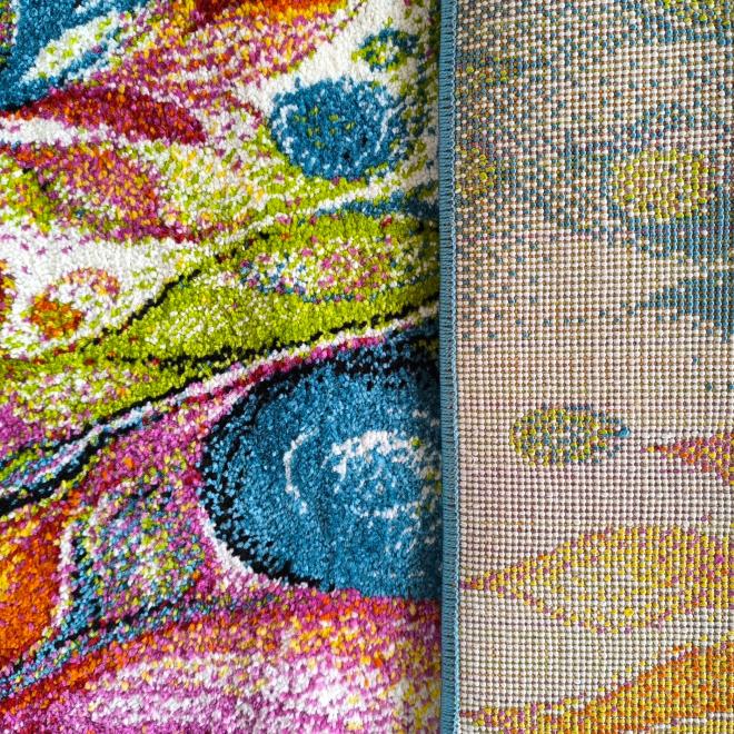 Detský koberec s farebným dizajnom