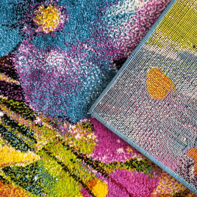 Detský koberec s farebným dizajnom kvetov