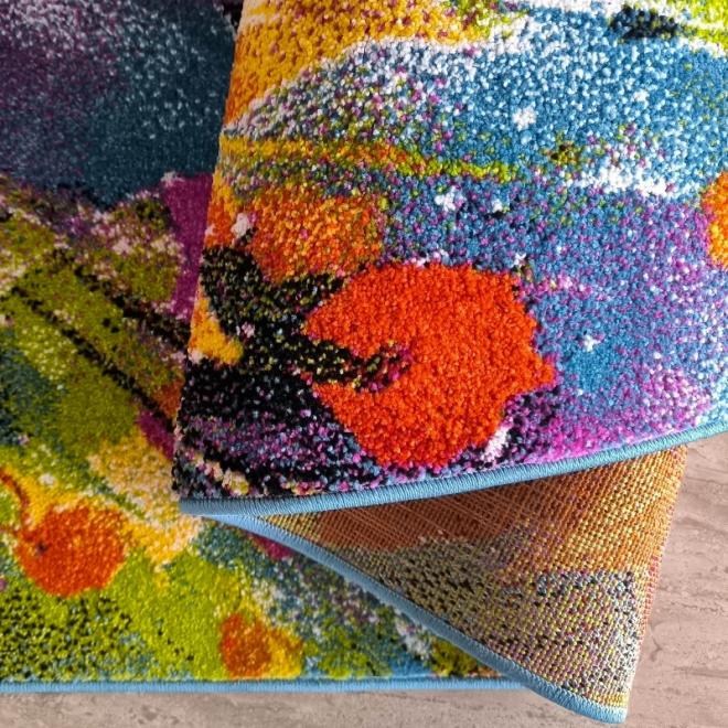 Detský koberec s farebným dizajnom kvetov