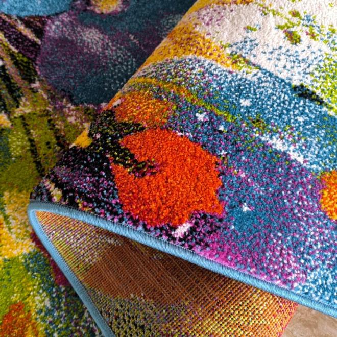 Detský koberec s farebným dizajnom kvetov