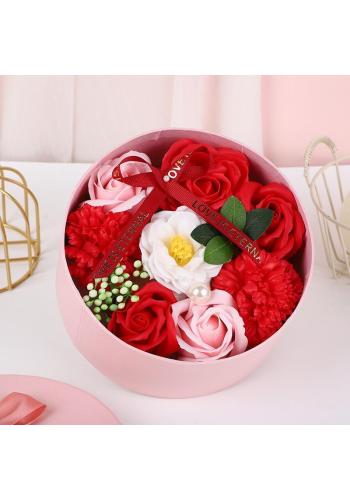 Ružový box voňavých červených mydlových kvetov