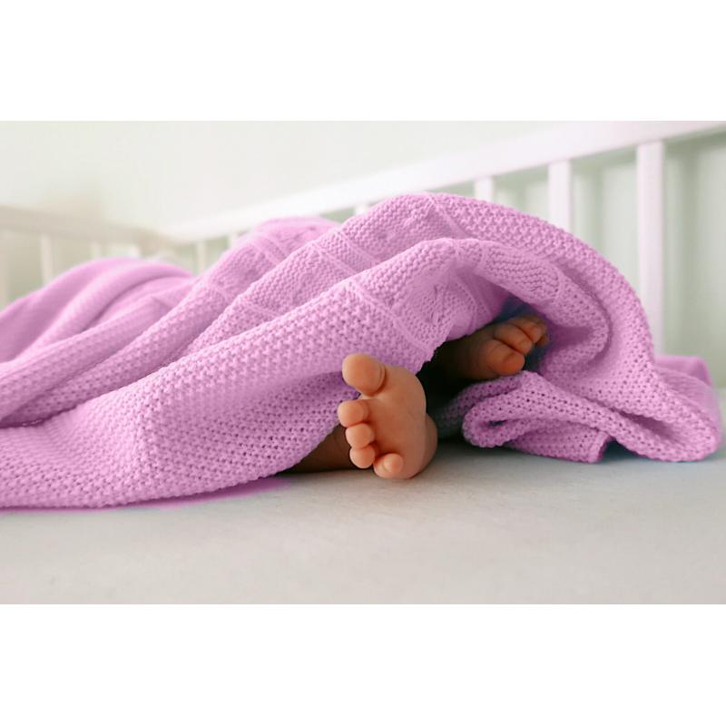 E-shop Mäkká pletená deka vo svetlo ružovej farbe