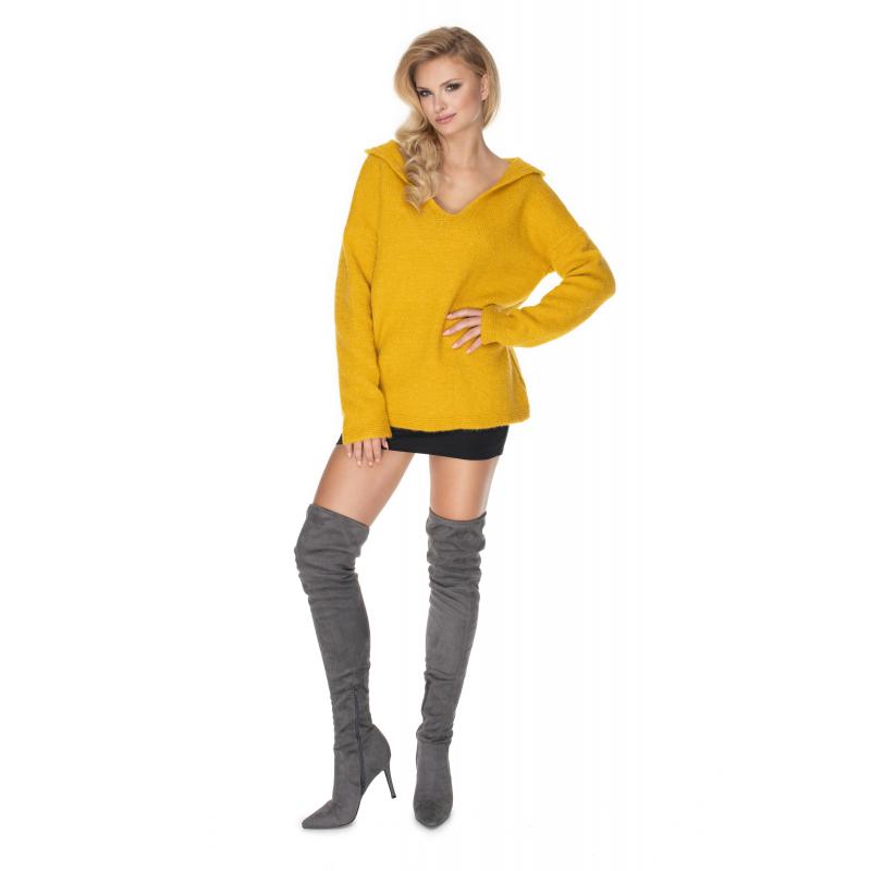 Dámsky mäkký sveter s kapucňou v žltej farbe s výstrihom