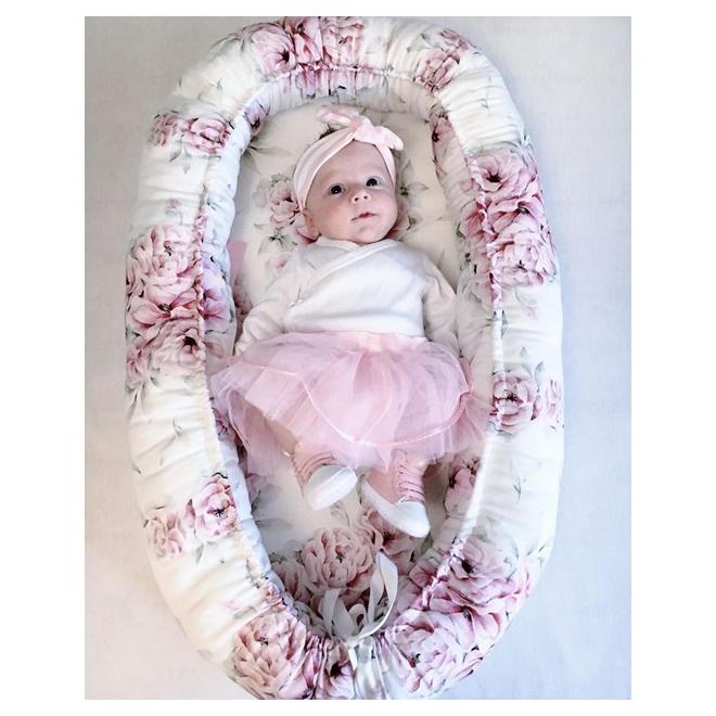 Obojstranné bavlnené hniezdo pre bábätka s motívom ružových kvetín