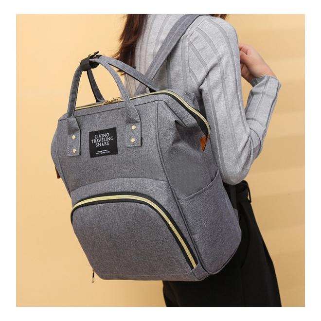 Funkčný ruksak pre mamičky a oteckov v sivej farbe
