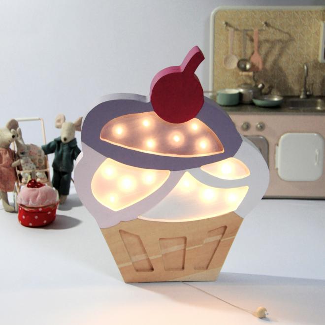 Lampa z dreva v podobe cupcaku do detskej izby