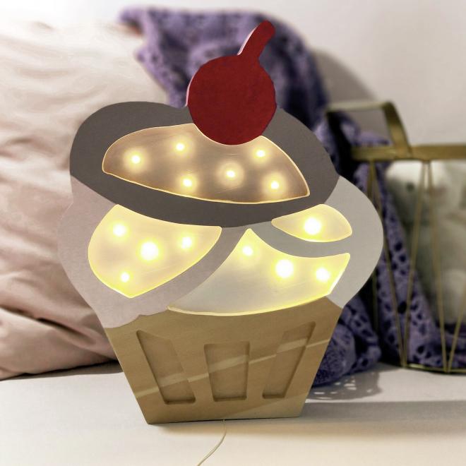Lampa z dreva v podobe cupcaku do detskej izby