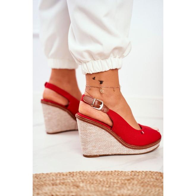 Módne dámske červené sandále na klinovom podpätku