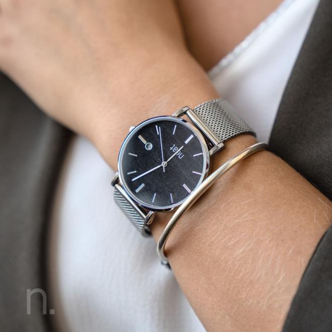 Módne dámske hodinky strieborno-sivej farby s kovovým remienkom