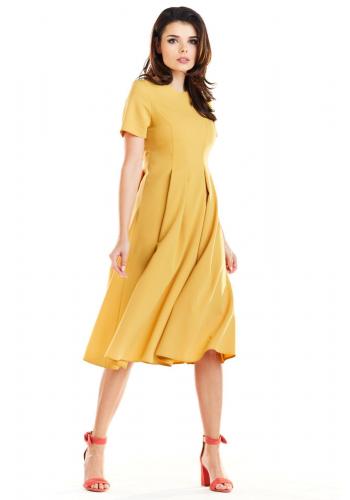Romantické dámske šaty žltej farby s rozšírenou sukňou